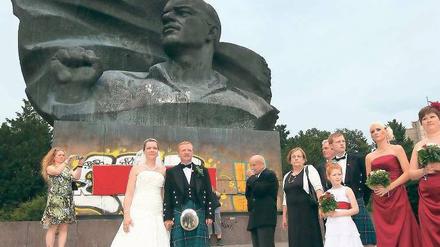 Ernste Absichten. Thälmann war Trauzeuge der Zeremonie. Foto: dapd