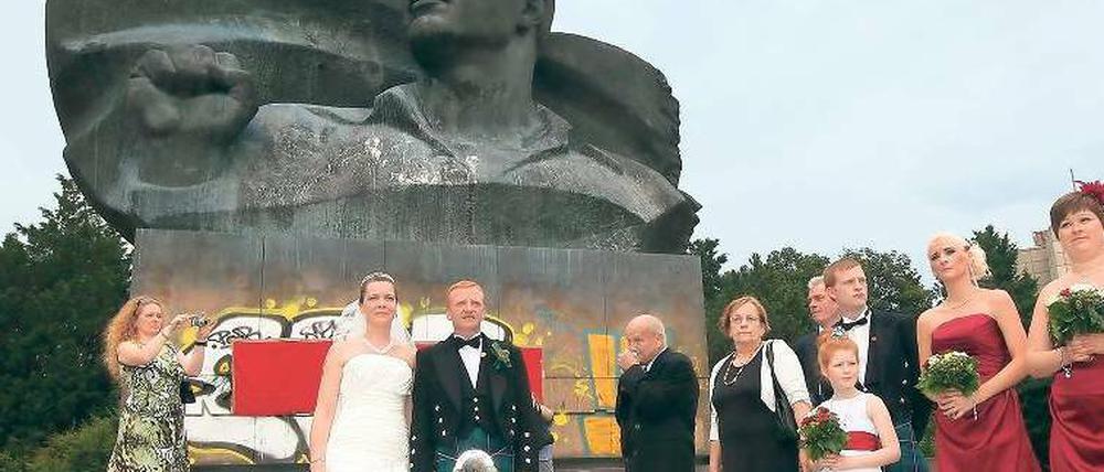 Ernste Absichten. Thälmann war Trauzeuge der Zeremonie. Foto: dapd