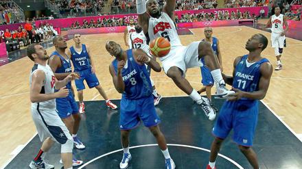 LeBron James ließ es krachen. Die französischen Gegenspieler schauten nur zu.