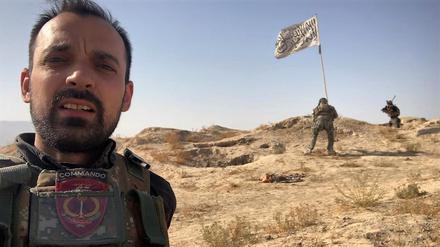 Videojournalist Samim Jabari Ende September 2020 im Distrikt Ali Abad, Provinz Kundus. Im Hintergrund entfernen afghanische Soldaten nach einem erfolgreichen Schlag gegen die Taliban deren Flagge