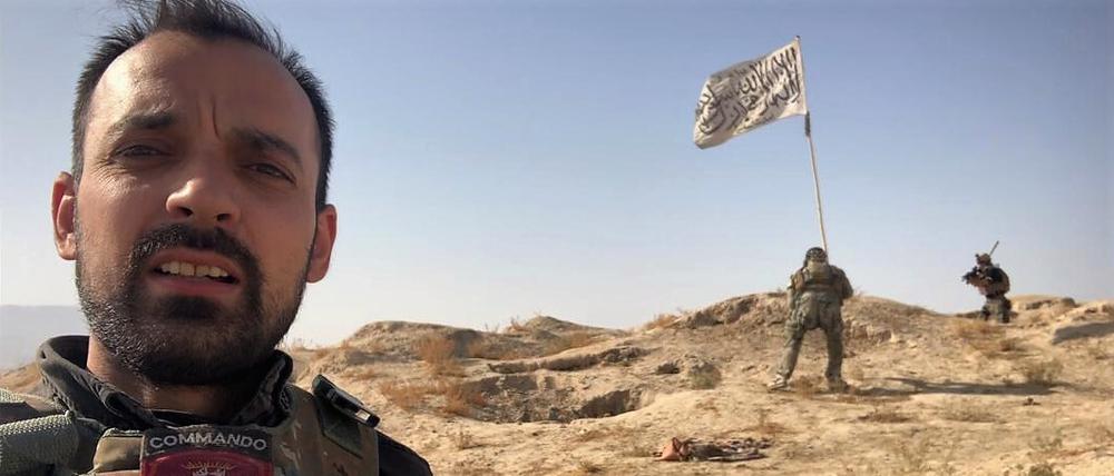 Videojournalist Samim Jabari Ende September 2020 im Distrikt Ali Abad, Provinz Kundus. Im Hintergrund entfernen afghanische Soldaten nach einem erfolgreichen Schlag gegen die Taliban deren Flagge