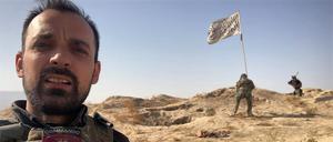 Videojournalist Samim Jabari Ende September 2020 im Distrikt Ali Abad, Provinz Kundus. Im Hintergrund entfernen afghanische Soldaten nach einem erfolgreichen Schlag gegen die Taliban deren Flagge