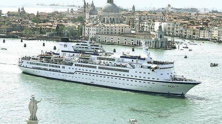 Schnittiger Oldtimer. Die „FTI Berlin“ – hier vor Venedig – sieht im Gegensatz zur modernen Konkurrenz noch wie ein Schiff aus.