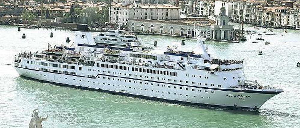 Schnittiger Oldtimer. Die „FTI Berlin“ – hier vor Venedig – sieht im Gegensatz zur modernen Konkurrenz noch wie ein Schiff aus.