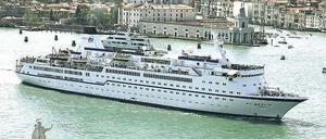 Schnittiger Oldtimer. Die „FTI Berlin“ – hier vor Venedig – sieht im Gegensatz zur modernen Konkurrenz noch wie ein Schiff aus.