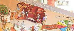 Poster. Ernährungsberaterin Ilse Christodolou zeigt das Schulungsmaterial. 