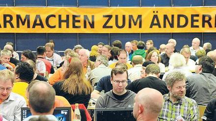 Die etwas andere Partei: Niedersächsische Piraten auf ihrem Parteitag in Wolfenbüttel am Wochenende. Ob die Piraten die Politik verändern oder eher der Politikbetrieb die Piraten, ist bisher noch offen. Foto: dapd