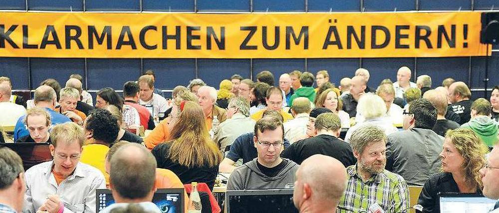 Die etwas andere Partei: Niedersächsische Piraten auf ihrem Parteitag in Wolfenbüttel am Wochenende. Ob die Piraten die Politik verändern oder eher der Politikbetrieb die Piraten, ist bisher noch offen. Foto: dapd