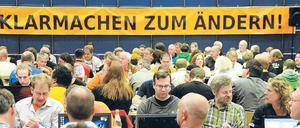 Die etwas andere Partei: Niedersächsische Piraten auf ihrem Parteitag in Wolfenbüttel am Wochenende. Ob die Piraten die Politik verändern oder eher der Politikbetrieb die Piraten, ist bisher noch offen. Foto: dapd
