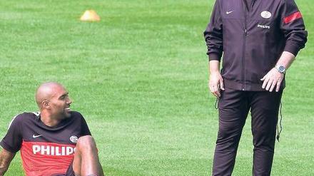 Ein bisschen Spaß. Eindhovens Trainer Dick Advocaat im lockeren Plausch mit Mittelfeldspieler Orlando Engelaar. Foto: AFP
