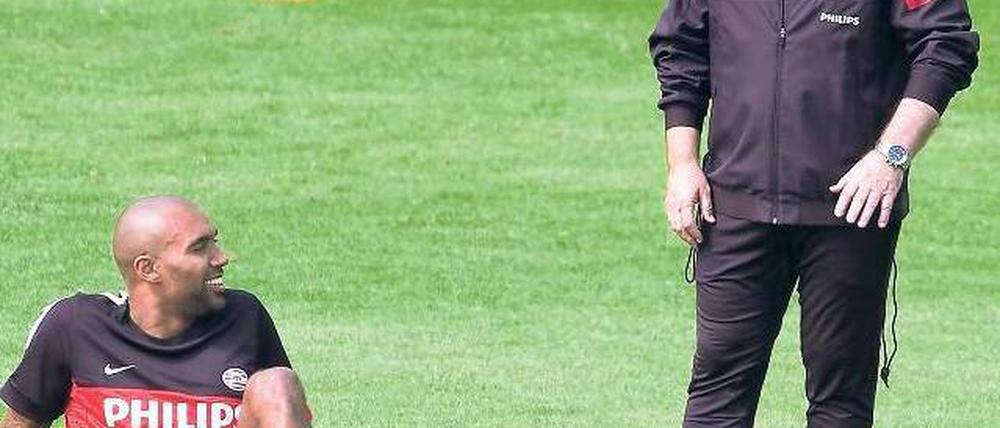 Ein bisschen Spaß. Eindhovens Trainer Dick Advocaat im lockeren Plausch mit Mittelfeldspieler Orlando Engelaar. Foto: AFP