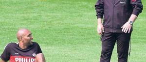 Ein bisschen Spaß. Eindhovens Trainer Dick Advocaat im lockeren Plausch mit Mittelfeldspieler Orlando Engelaar. Foto: AFP