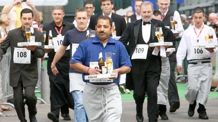 Berlin sucht den Super-Kellner. Wären sie doch nur alle so kompetent wie die Teilnehmer des "Kellnerlaufs" im April am Ku'damm!