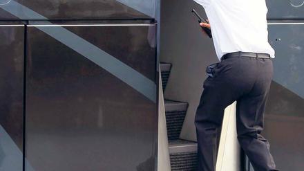 Weg und hin. In Deutschland wird gegen Bernie Ecclestone ermittelt, auf dem Hungaroring ließ er sich mit seinem Bus blicken. 