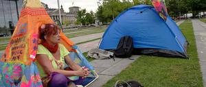 Aus Protest gegen die drohenden Räumungen von Protestcamps der Occupy-Bewegung errichteten Aktivisten ein kleines Camp vor dem Paul-Löbe-Haus.