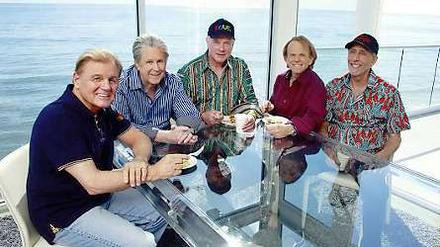 Ewige Lausbuben. Die Beach Boys in der aktuellen Besetzung 2012 mit Bruce Johnston, Brian Wilson, Mike Love, Al Jardine und David Marks (von links).