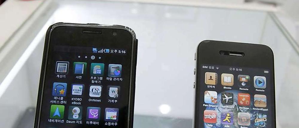 Ähnlichkeiten. Links das Galaxy S von Samsung, rechts das iPhone 4 von Apple.