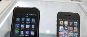 Ähnlichkeiten. Links das Galaxy S von Samsung, rechts das iPhone 4 von Apple.