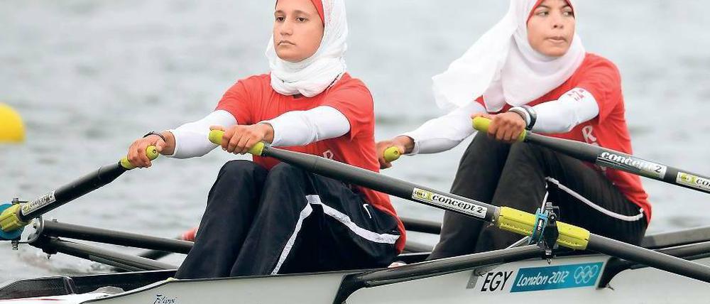 Rudern im Ramadan. Sportlern, wie den Ägypterinnen Fatma Rashed (l.) und Sara Mohamed Baraka, hilft es, dass der Koran eine Ausnahmeregelung vorsieht: Wer auf Reisen ist, braucht nicht zu fasten.Foto: Reuters