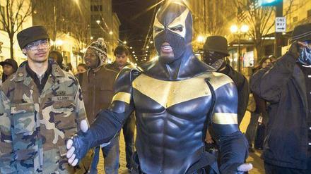 Mann mit Mission. Der Real Life Superhero Phoenix Jones, bürgerlich Benjamin Fodor, bei einer nächtlichen Aktion in seiner Heimatstadt Seattle. 