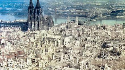 Wüste mit Leuchttürmen. Köln 1945, nach dem Bombardement durch die Alliierten. Der Dom diente ihnen als Orientierung. Foto: p-a/dpa