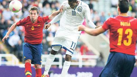 Kopf und Aus. Spaniens Spieler um Europameister Jordi Alba (links) können den Kopfballtreffer von Jerry Bengtson nicht verhindern. Nach dem 0:1 gegen Honduras hat Spanien beim Fußball keine Chance mehr auf die Goldmedaille. 