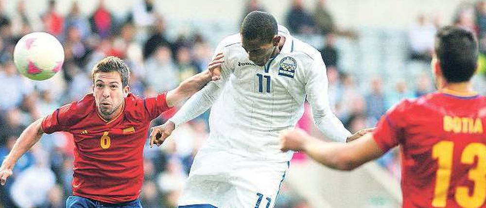 Kopf und Aus. Spaniens Spieler um Europameister Jordi Alba (links) können den Kopfballtreffer von Jerry Bengtson nicht verhindern. Nach dem 0:1 gegen Honduras hat Spanien beim Fußball keine Chance mehr auf die Goldmedaille. 