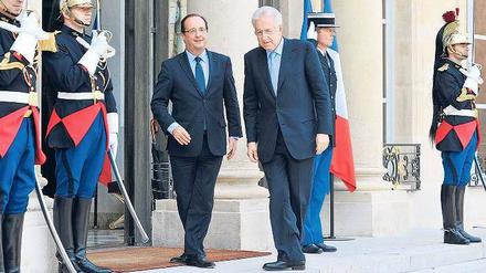 Im Gleichschritt. Frankreichs Präsident Hollande und Italiens Premier Monti demonstrieren Einigkeit, auch bei der Fußarbeit.