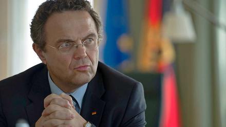 Und wieder neue Fragen. Innenminister Hans-Peter Friedrich (CSU) steht nun wegen der Rochade an der Spitze der Bundespolizei in der Kritik.