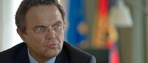 Und wieder neue Fragen. Innenminister Hans-Peter Friedrich (CSU) steht nun wegen der Rochade an der Spitze der Bundespolizei in der Kritik.