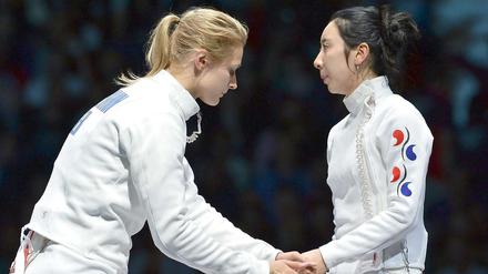 Entschuldigung fürs Gewinnen. Britta Heidemann (r.) reichte nach dem Halbfinale im Degenfechten Shin A-Lam die Hand. Es half nichts. Nach dem Kampf legte der Trainer der Südkoreanerin Widerspruch ein. Das Technische Komitee bestätigte aber nach langen Diskussionen die Deutsche als Siegerin, der entscheidende Treffer sei noch vor Ablauf der Uhr erfolgt. 