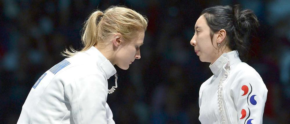 Entschuldigung fürs Gewinnen. Britta Heidemann (r.) reichte nach dem Halbfinale im Degenfechten Shin A-Lam die Hand. Es half nichts. Nach dem Kampf legte der Trainer der Südkoreanerin Widerspruch ein. Das Technische Komitee bestätigte aber nach langen Diskussionen die Deutsche als Siegerin, der entscheidende Treffer sei noch vor Ablauf der Uhr erfolgt.