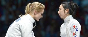 Entschuldigung fürs Gewinnen. Britta Heidemann (r.) reichte nach dem Halbfinale im Degenfechten Shin A-Lam die Hand. Es half nichts. Nach dem Kampf legte der Trainer der Südkoreanerin Widerspruch ein. Das Technische Komitee bestätigte aber nach langen Diskussionen die Deutsche als Siegerin, der entscheidende Treffer sei noch vor Ablauf der Uhr erfolgt. 