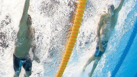 Demütigung unter Wasser. Yannick Agnel (rechts) zieht an Ryan Lochte vorbei.Foto: dapd