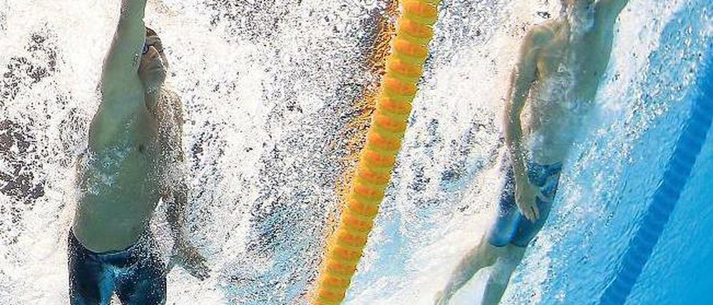Demütigung unter Wasser. Yannick Agnel (rechts) zieht an Ryan Lochte vorbei.Foto: dapd