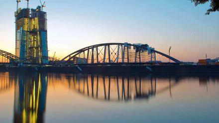 Neuer Bau, neue Methoden? In Frankfurt am Main bekommt die EZB einen Neubau. Anfang des Jahres begann die Bank, Staatsanleihen von Pleitestaaten aufzukaufen.