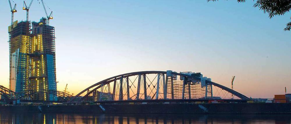 Neuer Bau, neue Methoden? In Frankfurt am Main bekommt die EZB einen Neubau. Anfang des Jahres begann die Bank, Staatsanleihen von Pleitestaaten aufzukaufen.