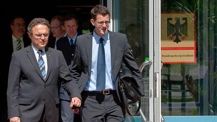 Dieter Romann (r) ist der neue Chef der Bundespolizei. Warum Minister Hans-Peter Friedrich (l) dessen Vorgänger entließ, bleibt weiter unklar.