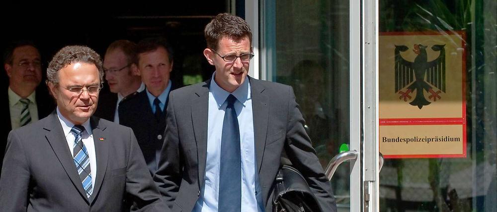 Dieter Romann (r) ist der neue Chef der Bundespolizei. Warum Minister Hans-Peter Friedrich (l) dessen Vorgänger entließ, bleibt weiter unklar.