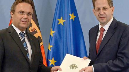 Innenminister Friedrich tauschte die Führung des Verfassungsschutzes aus. Doch Reförmchen reichen nicht.