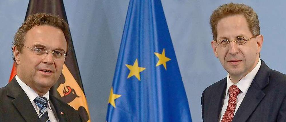 Innenminister Friedrich tauschte die Führung des Verfassungsschutzes aus. Doch Reförmchen reichen nicht.