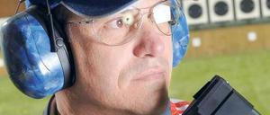 Ralf Schumann, 50, tritt im Wettbewerb mit der Olympischen Schnellfeuerpistole an. Er hat bereits drei olympische Goldmedaillen gewonnen, dazu zweimal Silber.