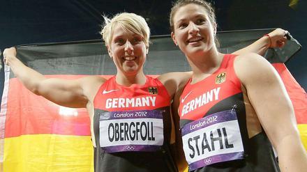Lächelnde Medaillengewinnerinnen: Christina Obergföll (links) gewinnt die Silbermedaille im Speerwurf. Bronze holte Linda Stahl.