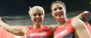 Lächelnde Medaillengewinnerinnen: Christina Obergföll (links) gewinnt die Silbermedaille im Speerwurf. Bronze holte Linda Stahl.
