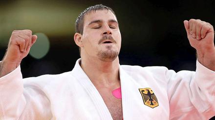 Erschöpft, aber glücklich: Andreas Tölzer gewann gegen den Georgier Adam Okruaschwili seine erste olympische Medaille. 2004 wurde der 32-jährige Rheinländer in Athen Siebter, 2008 in Peking Neunter. Damit haben die deutschen Judoka insgesamt vier Medaillen geholt.