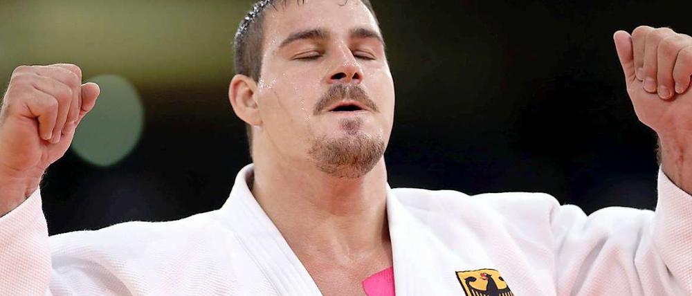 Erschöpft, aber glücklich: Andreas Tölzer gewann gegen den Georgier Adam Okruaschwili seine erste olympische Medaille. 2004 wurde der 32-jährige Rheinländer in Athen Siebter, 2008 in Peking Neunter. Damit haben die deutschen Judoka insgesamt vier Medaillen geholt.