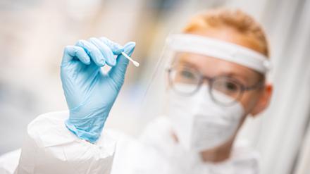 Dass Corona-Tests für Ungeimpfte kostenpflichtig werden sollen, findet Virologe Stürmer richtig. Allerdings plädiert er für PCR-Tests. 