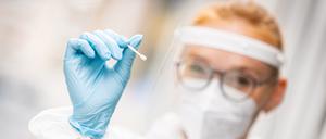 Dass Corona-Tests für Ungeimpfte kostenpflichtig werden sollen, findet Virologe Stürmer richtig. Allerdings plädiert er für PCR-Tests. 
