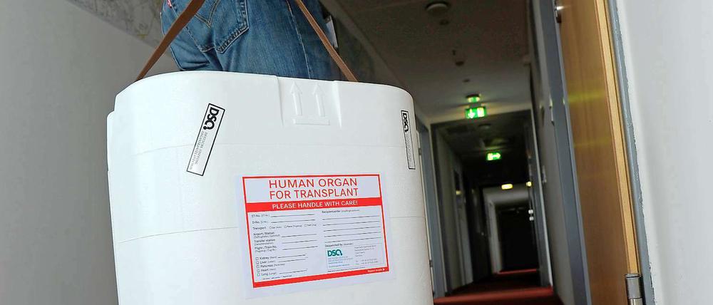 Vor die Wahl gestellt entscheiden sich die Angehörigen von Verstorbenen doch eher gegen eine Organspende. 