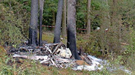 Wrackteile der Unglücksmaschine in einem Wald bei Coburg.